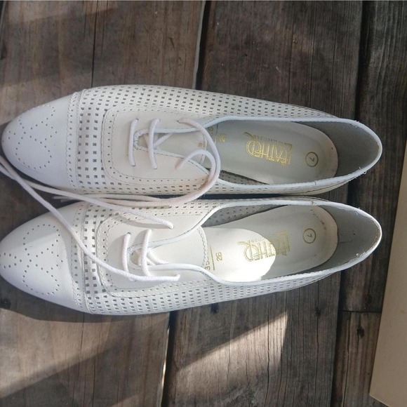 Vintage 1970s white Oxford shoes in original box, size 7‎